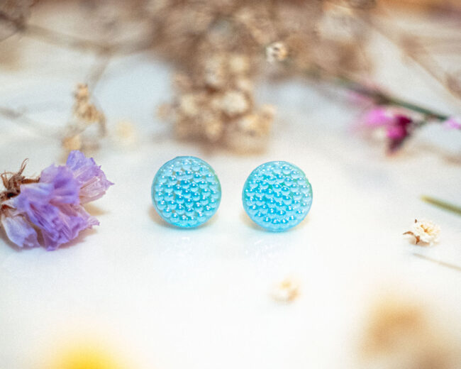 Boucles d'oreilles puces Tilda - boucles d’oreilles à clou en acier chirurgical - boucles réalisées avec un bouton ancien des années 1940 recyclé - puces d'oreilles sans allergie - boucles bleues - boucles d'oreilles bleues - boucles vintage - boucles d'oreilles rétro - boucles d'oreilles légères - boucles rétro chic