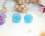 Boucles d'oreilles puces Tilda - boucles d’oreilles à clou en acier chirurgical - boucles réalisées avec un bouton ancien des années 1940 recyclé - puces d'oreilles sans allergie - boucles bleues - boucles d'oreilles bleues - boucles vintage - boucles d'oreilles rétro - boucles d'oreilles légères - boucles rétro chic