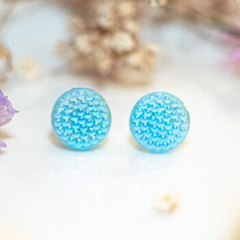 Boucles d'oreilles puces Tilda - boucles d’oreilles à clou en acier chirurgical - boucles réalisées avec un bouton ancien des années 1940 recyclé - puces d'oreilles sans allergie - boucles bleues - boucles d'oreilles bleues - boucles vintage - boucles d'oreilles rétro - boucles d'oreilles légères - boucles rétro chic