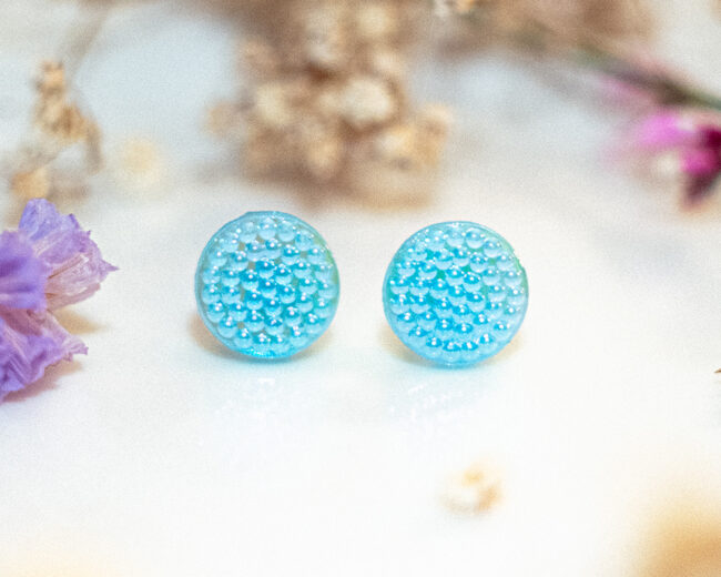 Boucles d'oreilles puces Tilda - boucles d’oreilles à clou en acier chirurgical - boucles réalisées avec un bouton ancien des années 1940 recyclé - puces d'oreilles sans allergie - boucles bleues - boucles d'oreilles bleues - boucles vintage - boucles d'oreilles rétro - boucles d'oreilles légères - boucles rétro chic