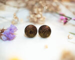 Boucles d’oreilles puces Yvaine – boucles d’oreilles à clou en acier chirurgical – boucles réalisées avec un bouton ancien des années 1940 recyclé – puces d’oreilles sans allergie – boucles marrons – boucles d’oreilles bronze – boucles vintage – boucles d’oreilles rétro – boucles d’oreilles légères – boucles rétro chic