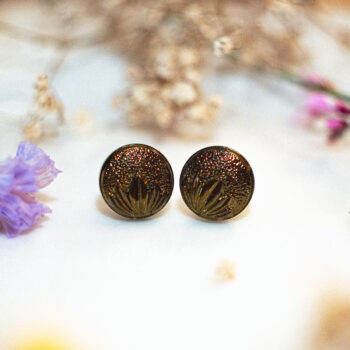 Boucles d'oreilles puces Yvaine - boucles d’oreilles à clou en acier chirurgical - boucles réalisées avec un bouton ancien des années 1940 recyclé - puces d'oreilles sans allergie - boucles marrons - boucles d'oreilles bronze - boucles vintage - boucles d'oreilles rétro - boucles d'oreilles légères - boucles rétro chic