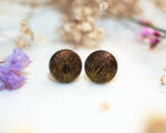 Boucles d'oreilles puces Yvaine - boucles d’oreilles à clou en acier chirurgical - boucles réalisées avec un bouton ancien des années 1940 recyclé - puces d'oreilles sans allergie - boucles marrons - boucles d'oreilles bronze - boucles vintage - boucles d'oreilles rétro - boucles d'oreilles légères - boucles rétro chic