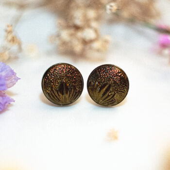 Boucles d'oreilles puces Yvaine - boucles d’oreilles à clou en acier chirurgical - boucles réalisées avec un bouton ancien des années 1940 recyclé - puces d'oreilles sans allergie - boucles marrons - boucles d'oreilles bronze - boucles vintage - boucles d'oreilles rétro - boucles d'oreilles légères - boucles rétro chic