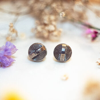 Boucles d'oreilles puces Zoé argenté - boucles d’oreilles à clou en acier chirurgical - boucles réalisées avec un bouton ancien des années 1940 recyclé - puces d'oreilles sans allergie - boucles d'oreilles géométriques - boucles d'oreilles graphiques - boucles vintage - boucles d'oreilles rétro