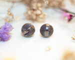 Boucles d'oreilles puces Zoé argenté - boucles d’oreilles à clou en acier chirurgical - boucles réalisées avec un bouton ancien des années 1940 recyclé - puces d'oreilles sans allergie - boucles d'oreilles géométriques - boucles d'oreilles graphiques - boucles vintage - boucles d'oreilles rétro