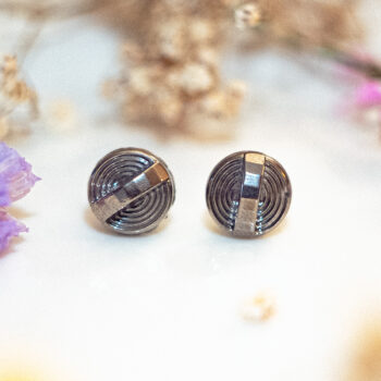 Boucles d'oreilles puces Zoé argenté - boucles d’oreilles à clou en acier chirurgical - boucles réalisées avec un bouton ancien des années 1940 recyclé - puces d'oreilles sans allergie - boucles d'oreilles géométriques - boucles d'oreilles graphiques - boucles vintage - boucles d'oreilles rétro