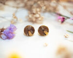 Boucles d’oreilles puces Zoé – boucles d’oreilles à clou en acier chirurgical – boucles réalisées avec un bouton ancien des années 1940 recyclé – puces d’oreilles sans allergie – boucles d’oreilles géométriques – boucles d’oreilles graphiques – boucles vintage – boucles d’oreilles rétro