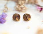 Boucles d’oreilles puces Zoé – boucles d’oreilles à clou en acier chirurgical – boucles réalisées avec un bouton ancien des années 1940 recyclé – puces d’oreilles sans allergie – boucles d’oreilles géométriques – boucles d’oreilles graphiques – boucles vintage – boucles d’oreilles rétro