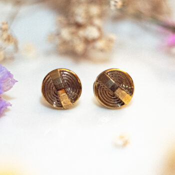 Boucles d'oreilles puces Zoé - boucles d’oreilles à clou en acier chirurgical - boucles réalisées avec un bouton ancien des années 1940 recyclé - puces d'oreilles sans allergie - boucles d'oreilles géométriques - boucles d'oreilles graphiques - boucles vintage - boucles d'oreilles rétro