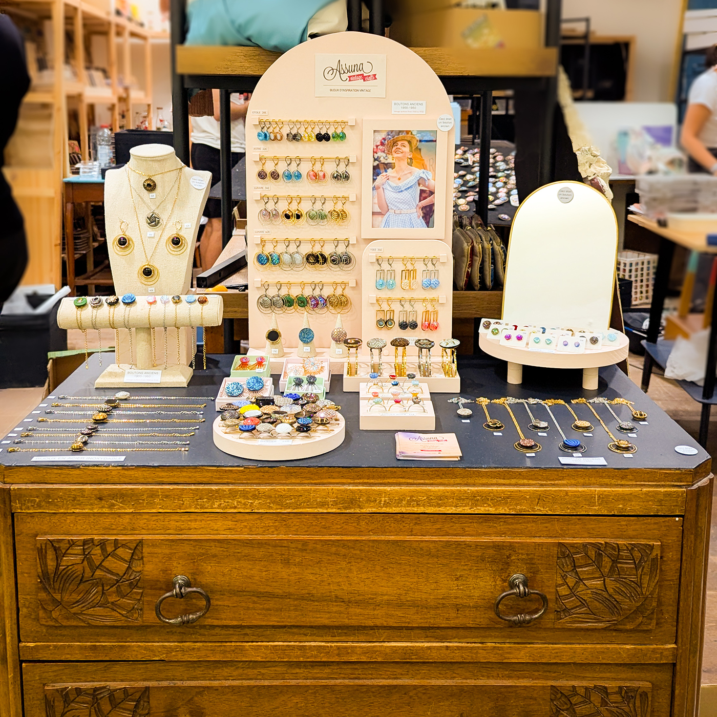 Assuna Vintage Crafts chez PoooW! boutique de créateurs à So Ouest