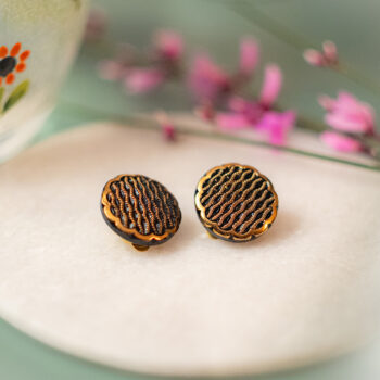 Boucles d’oreilles clips Abby - boucles à clips d’inspiration vintage en acier chirurgical - boucles réalisées avec un bouton ancien des années 1940 recyclé. Fait main en France par Assuna Vintage Crafts