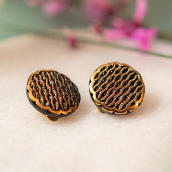 Boucles d’oreilles clips Abby - boucles à clips d’inspiration vintage en acier chirurgical - boucles réalisées avec un bouton ancien des années 1940 recyclé. Fait main en France par Assuna Vintage Crafts