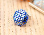 Grande bague Eugénie bleu – Assuna Vintage Crafts – bague argentée style rétro, bague art déco, bague vintage argenté pour femme, bijoux bagues rétro argentés faits main en pièce unique, bague au style rétro, bague vintage fait main, bague cadeau