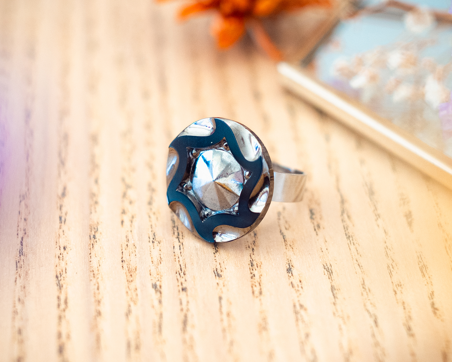 Grande bague Marcelle argentée - Assuna Vintage Crafts - bague argentée style rétro, bague art déco, bague vintage argenté pour femme, bijoux bagues rétro argentés faits main en pièce unique, bague au style rétro, bague vintage fait main, bague cadeau Grande bague Marcelle argentée - Assuna Vintage Crafts - bague argentée style rétro, bague art déco, bague vintage argenté pour femme, bijoux bagues rétro argentés faits main en pièce unique, bague au style rétro, bague vintage fait main, bague cadeau