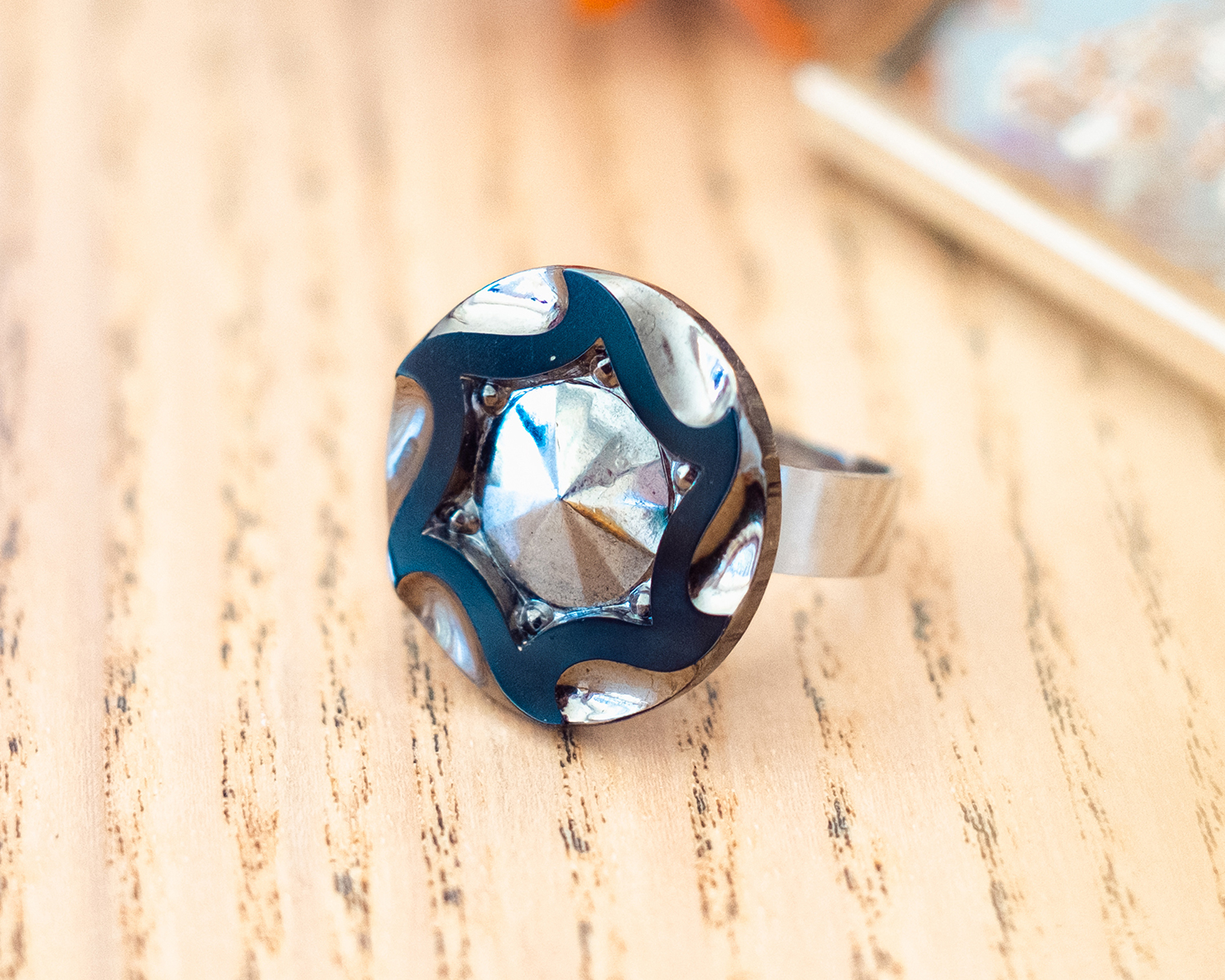 Grande bague Marcelle argentée - Assuna Vintage Crafts - bague argentée style rétro, bague art déco, bague vintage argenté pour femme, bijoux bagues rétro argentés faits main en pièce unique, bague au style rétro, bague vintage fait main, bague cadeau Grande bague Marcelle argentée - Assuna Vintage Crafts - bague argentée style rétro, bague art déco, bague vintage argenté pour femme, bijoux bagues rétro argentés faits main en pièce unique, bague au style rétro, bague vintage fait main, bague cadeau