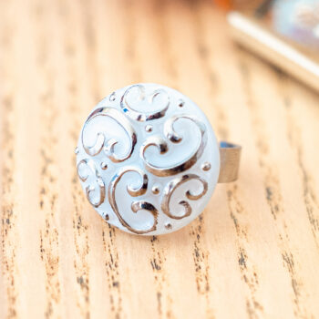 Grande bague Thelma blanc - Assuna Vintage Crafts - bague argentée style rétro, bague art déco, bague vintage argenté pour femme, bijoux bagues rétro argentés faits main en pièce unique, bague au style rétro, bague vintage fait main, bague cadeau