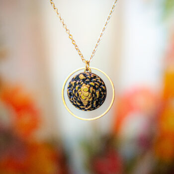 Collier Astre Aliénor dorée - Assuna Vintage Crafts - collier doré style rétro, collier art déco, collier vintage doré pour femme, bijoux collier rétro dorés faits main en pièce unique, collier au style rétro, collier vintage fait main, collier cadeau