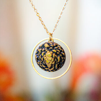 Collier Astre Aliénor dorée - Assuna Vintage Crafts - collier doré style rétro, collier art déco, collier vintage doré pour femme, bijoux collier rétro dorés faits main en pièce unique, collier au style rétro, collier vintage fait main, collier cadeau