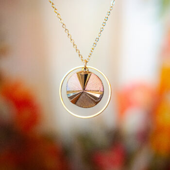 Collier Astre Angèle dorée - Assuna Vintage Crafts - collier doré style rétro, collier art déco, collier vintage doré pour femme, bijoux collier rétro dorés faits main en pièce unique, collier au style rétro, collier vintage fait main, collier cadeau