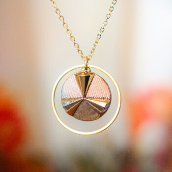 Collier Astre Angèle dorée - Assuna Vintage Crafts - collier doré style rétro, collier art déco, collier vintage doré pour femme, bijoux collier rétro dorés faits main en pièce unique, collier au style rétro, collier vintage fait main, collier cadeau