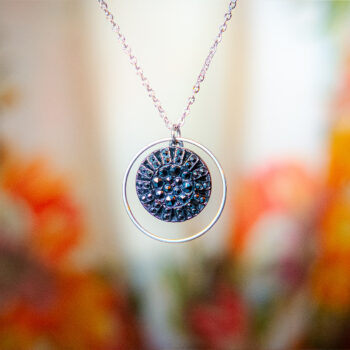 Collier Astre Gisèle bleue - Assuna Vintage Crafts - collier argenté style rétro, collier art déco, collier vintage argenté pour femme, bijoux collier rétro argentés faits main en pièce unique, collier au style rétro, collier vintage fait main, collier cadeau