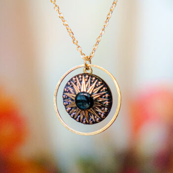 Collier Astre Léontine dorée - Assuna Vintage Crafts - collier doré style rétro, collier art déco, collier vintage doré pour femme, bijoux collier rétro dorés faits main en pièce unique, collier au style rétro, collier vintage fait main, collier cadeau