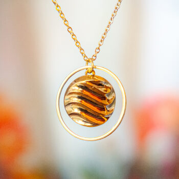 Collier Astre Simone dorée - Assuna Vintage Crafts - collier doré style rétro, collier art déco, collier vintage doré pour femme, bijoux collier rétro dorés faits main en pièce unique, collier au style rétro, collier vintage fait main, collier cadeau