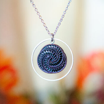 Collier Astre Zelda bleue - Assuna Vintage Crafts - collier argenté style rétro, collier art déco, collier vintage argenté pour femme, bijoux collier rétro argentés faits main en pièce unique, collier au style rétro, collier vintage fait main, collier cadeau