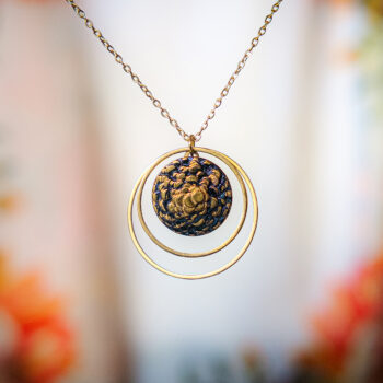 Collier Lunare Aliénor dorée - Assuna Vintage Crafts - collier demi-lune dorée, collier lune, collier lunaire, bijou en forme de lune, collier doré croissant de lune, collier doré style rétro, collier art déco, collier vintage doré pour femme, bijoux collier rétro dorés faits main en pièce unique, collier au style rétro, collier vintage fait main, collier cadeau