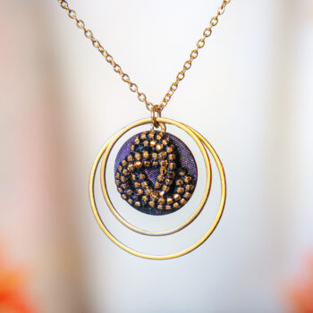 Collier Lunare Berthe dorée - Assuna Vintage Crafts - collier demi-lune dorée, collier lune, collier lunaire, bijou en forme de lune, collier doré croissant de lune, collier doré style rétro, collier art déco, collier vintage doré pour femme, bijoux collier rétro dorés faits main en pièce unique, collier au style rétro, collier vintage fait main, collier cadeau