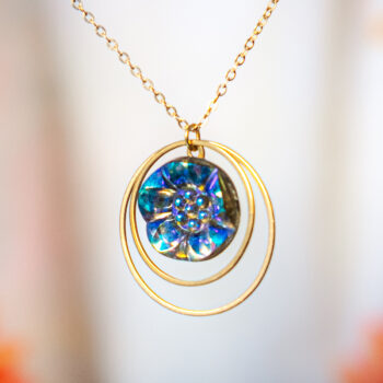 Collier Lunare Eudora - Assuna Vintage Crafts - collier demi-lune dorée, collier lune, collier lunaire, bijou en forme de lune, collier doré croissant de lune, collier doré style rétro, collier art déco, collier vintage doré pour femme, bijoux collier rétro dorés faits main en pièce unique, collier au style rétro, collier vintage fait main, collier cadeau