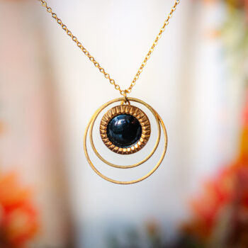 Collier Lunare Eva dorée - Assuna Vintage Crafts - collier demi-lune dorée, collier lune, collier lunaire, bijou en forme de lune, collier doré croissant de lune, collier doré style rétro, collier art déco, collier vintage doré pour femme, bijoux collier rétro dorés faits main en pièce unique, collier au style rétro, collier vintage fait main, collier cadeau