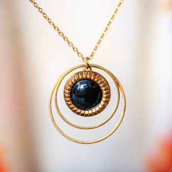 Collier Lunare Eva dorée - Assuna Vintage Crafts - collier demi-lune dorée, collier lune, collier lunaire, bijou en forme de lune, collier doré croissant de lune, collier doré style rétro, collier art déco, collier vintage doré pour femme, bijoux collier rétro dorés faits main en pièce unique, collier au style rétro, collier vintage fait main, collier cadeau