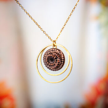 Collier Lunare Faustine bronze - Assuna Vintage Crafts - collier demi-lune dorée, collier lune, collier lunaire, bijou en forme de lune, collier doré croissant de lune, collier doré style rétro, collier art déco, collier vintage doré pour femme, bijoux collier rétro dorés faits main en pièce unique, collier au style rétro, collier vintage fait main, collier cadeau