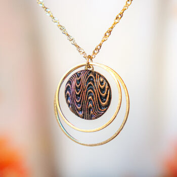 Collier Lunare Jolene dorée - Assuna Vintage Crafts - collier demi-lune dorée, collier lune, collier lunaire, bijou en forme de lune, collier doré croissant de lune, collier doré style rétro, collier art déco, collier vintage doré pour femme, bijoux collier rétro dorés faits main en pièce unique, collier au style rétro, collier vintage fait main, collier cadeau