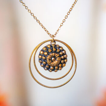 Collier Lunare Marthe dorée - Assuna Vintage Crafts - collier demi-lune dorée, collier lune, collier lunaire, bijou en forme de lune, collier doré croissant de lune, collier doré style rétro, collier art déco, collier vintage doré pour femme, bijoux collier rétro dorés faits main en pièce unique, collier au style rétro, collier vintage fait main, collier cadeau