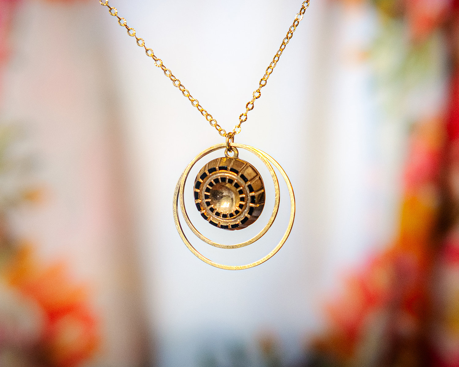 Collier Lunare Mathilde dorée - Assuna Vintage Crafts - collier demi-lune dorée, collier lune, collier lunaire, bijou en forme de lune, collier doré croissant de lune, collier doré style rétro, collier art déco, collier vintage doré pour femme, bijoux collier rétro dorés faits main en pièce unique, collier au style rétro, collier vintage fait main, collier cadeau Collier Lunare Mathilde dorée - Assuna Vintage Crafts - collier demi-lune dorée, collier lune, collier lunaire, bijou en forme de lune, collier doré croissant de lune, collier doré style rétro, collier art déco, collier vintage doré pour femme, bijoux collier rétro dorés faits main en pièce unique, collier au style rétro, collier vintage fait main, collier cadeau