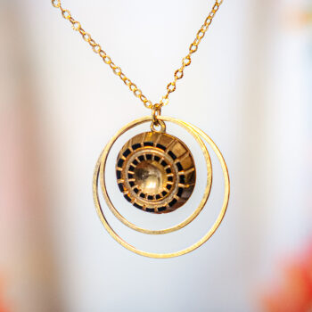 Collier Lunare Mathilde dorée - Assuna Vintage Crafts - collier demi-lune dorée, collier lune, collier lunaire, bijou en forme de lune, collier doré croissant de lune, collier doré style rétro, collier art déco, collier vintage doré pour femme, bijoux collier rétro dorés faits main en pièce unique, collier au style rétro, collier vintage fait main, collier cadeau