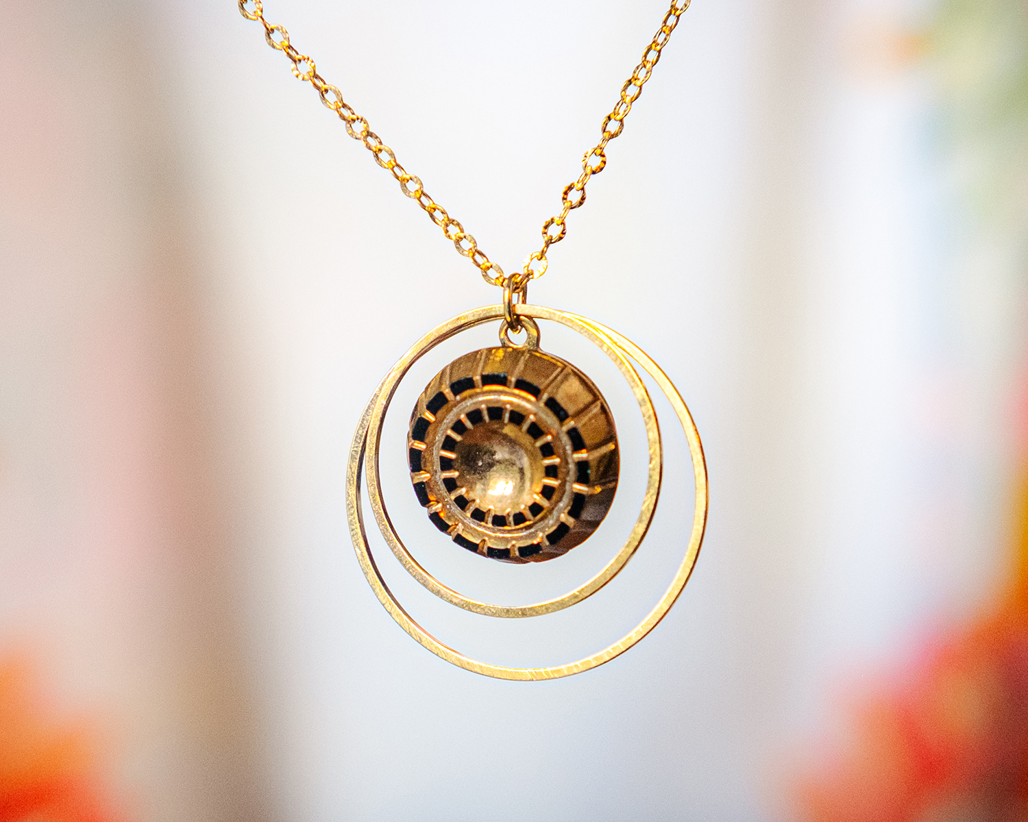 Collier Lunare Mathilde dorée - Assuna Vintage Crafts - collier demi-lune dorée, collier lune, collier lunaire, bijou en forme de lune, collier doré croissant de lune, collier doré style rétro, collier art déco, collier vintage doré pour femme, bijoux collier rétro dorés faits main en pièce unique, collier au style rétro, collier vintage fait main, collier cadeau Collier Lunare Mathilde dorée - Assuna Vintage Crafts - collier demi-lune dorée, collier lune, collier lunaire, bijou en forme de lune, collier doré croissant de lune, collier doré style rétro, collier art déco, collier vintage doré pour femme, bijoux collier rétro dorés faits main en pièce unique, collier au style rétro, collier vintage fait main, collier cadeau