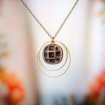 Collier Lunare Paulette dorée - Assuna Vintage Crafts - collier demi-lune dorée, collier lune, collier lunaire, bijou en forme de lune, collier doré croissant de lune, collier doré style rétro, collier art déco, collier vintage doré pour femme, bijoux collier rétro dorés faits main en pièce unique, collier au style rétro, collier vintage fait main, collier cadeau