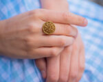 Petite bague Angèle dorée – Assuna Vintage Crafts – bague dorée style rétro, bague art déco, bague vintage doré pour femme, bijoux bagues rétro dorés faits main en pièce unique, bague au style rétro, bague vintage fait main, bague cadeau