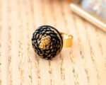 Petite bague Aliénor – Assuna Vintage Crafts – bague dorée style rétro, bague art déco, bague vintage doré pour femme, bijoux bagues rétro dorés faits main en pièce unique, bague au style rétro, bague vintage fait main, bague cadeau