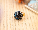 Petite bague Andrée – Assuna Vintage Crafts – bague dorée style rétro, bague art déco, bague vintage doré pour femme, bijoux bagues rétro dorés faits main en pièce unique, bague au style rétro, bague vintage fait main, bague cadeau