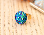 Petite bague Cécile bleu sirène – Assuna Vintage Crafts – bague dorée style rétro, bague art déco, bague vintage doré pour femme, bijoux bagues rétro dorés faits main en pièce unique, bague au style rétro, bague vintage fait main, bague cadeau