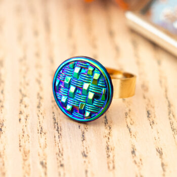 Petite bague Cécile bleu sirène - Assuna Vintage Crafts - bague dorée style rétro, bague art déco, bague vintage doré pour femme, bijoux bagues rétro dorés faits main en pièce unique, bague au style rétro, bague vintage fait main, bague cadeau