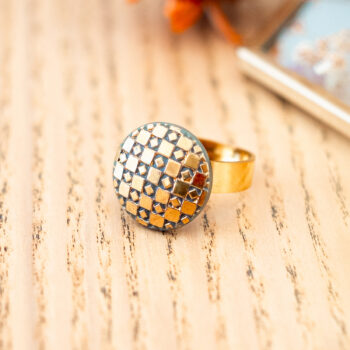 Petite bague Eugénie kaki - Assuna Vintage Crafts - bague dorée style rétro, bague art déco, bague vintage doré pour femme, bijoux bagues rétro dorés faits main en pièce unique, bague au style rétro, bague vintage fait main, bague cadeau