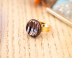 Petite bague Gina bronze – Assuna Vintage Crafts – bague dorée style rétro, bague art déco, bague vintage doré pour femme, bijoux bagues rétro dorés faits main en pièce unique, bague au style rétro, bague vintage fait main, bague cadeau