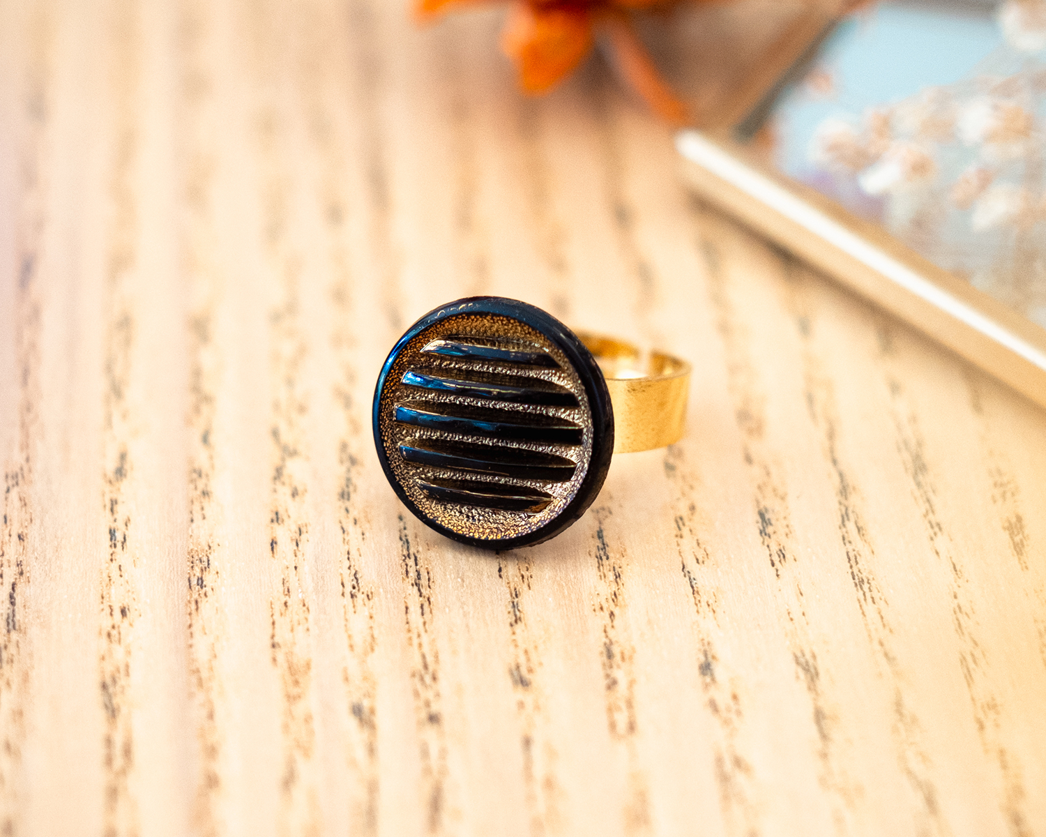 Petite bague Hélène dorée - Assuna Vintage Crafts - bague dorée style rétro, bague art déco, bague vintage doré pour femme, bijoux bagues rétro dorés faits main en pièce unique, bague au style rétro, bague vintage fait main, bague cadeau Petite bague Hélène dorée - Assuna Vintage Crafts - bague dorée style rétro, bague art déco, bague vintage doré pour femme, bijoux bagues rétro dorés faits main en pièce unique, bague au style rétro, bague vintage fait main, bague cadeau