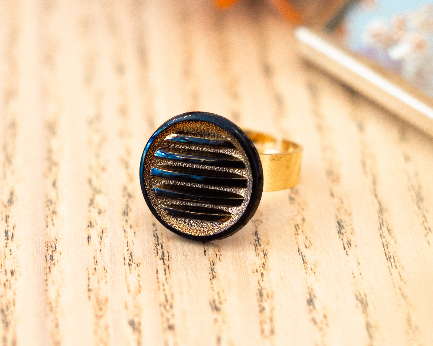 Petite bague Hélène dorée - Assuna Vintage Crafts - bague dorée style rétro, bague art déco, bague vintage doré pour femme, bijoux bagues rétro dorés faits main en pièce unique, bague au style rétro, bague vintage fait main, bague cadeau Petite bague Hélène dorée - Assuna Vintage Crafts - bague dorée style rétro, bague art déco, bague vintage doré pour femme, bijoux bagues rétro dorés faits main en pièce unique, bague au style rétro, bague vintage fait main, bague cadeau